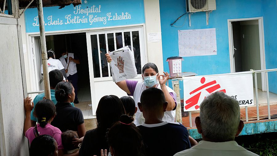 Una promotora de salud de MSF utiliza dibujos para romper la barrera del idioma y comunicar a la comunidad warao la importancia de lavarse las manos para prevenir enfermedades