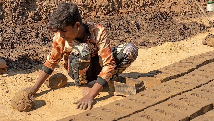 Dalpesh Devada trabajando en el horno de ladrillos