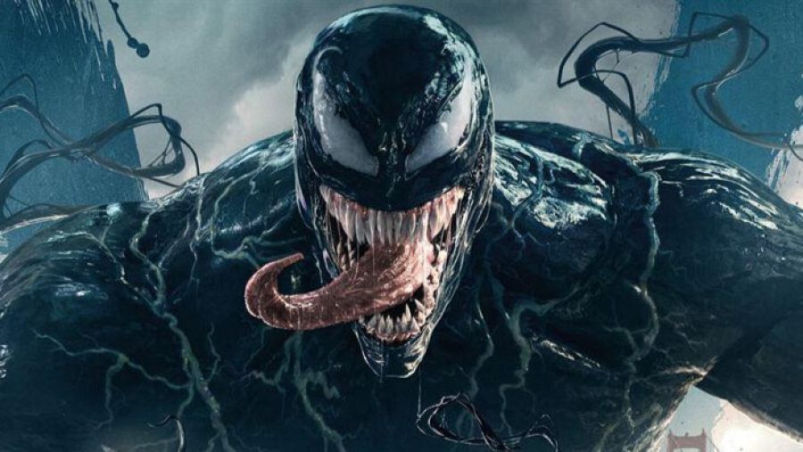 Venom mirando al frente con su larga lengua fuera