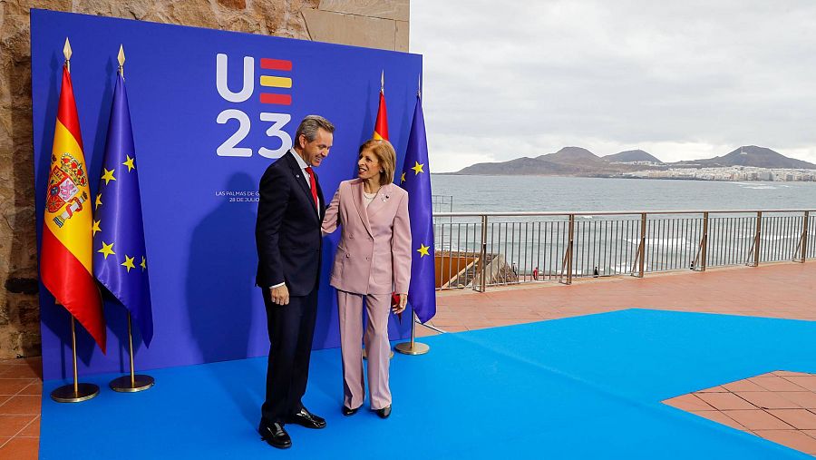 El ministro español de Sanidad en funciones, José Manuel Miñones, recibe a la comisaria de Salud de la Unión Europea, Stella Kyriakides, en Las Palmas de Gran Canaria