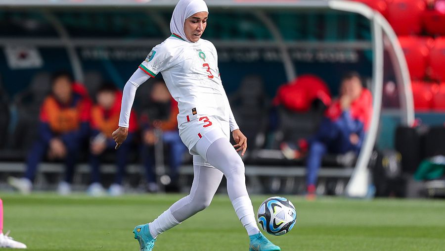 Imagen: Nohalia Benzina, la primera futbolista en portar el hiyab en el Mundial
