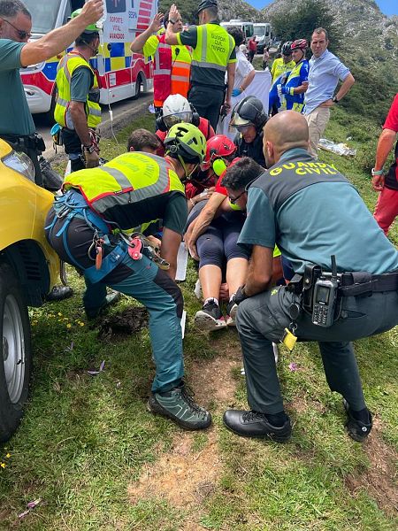 Los equipos de emergencia atienden a los heridos tras el accidente