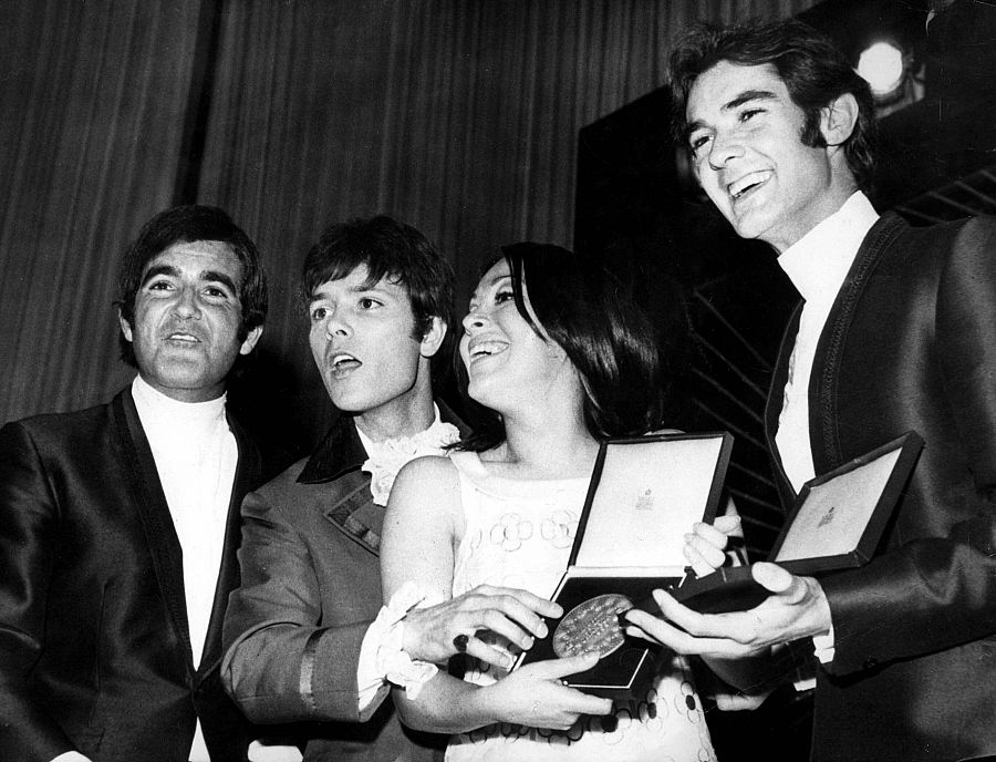 Massiel junto a Manolo y Ramón, los componentes del Duo Dinámico, y Cliff Richard, con el premio de Eurovisión 1968