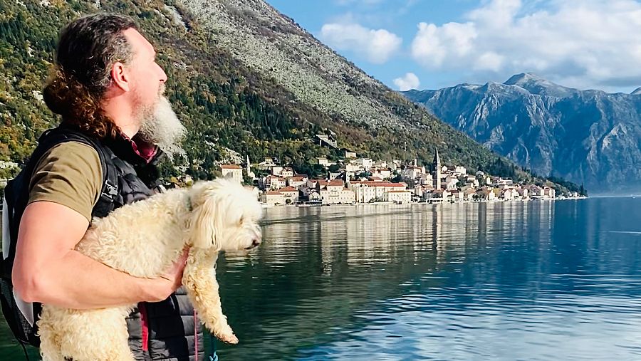 Juan y Migas en la Bahía de Kotor en Montenegro