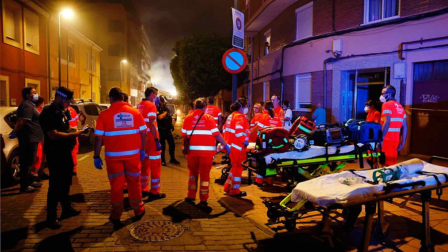 Un grupo de los servicios sanitarios trabajan en un edificio que ha sufrido daños por una explosión de gas en Valladolid.