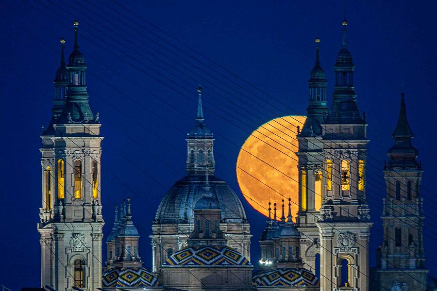 Superluna sobre la Basílica del Pilar, en Zaragoza.