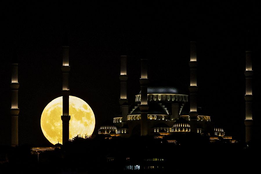 Superluna en Estanbul, Turquía.