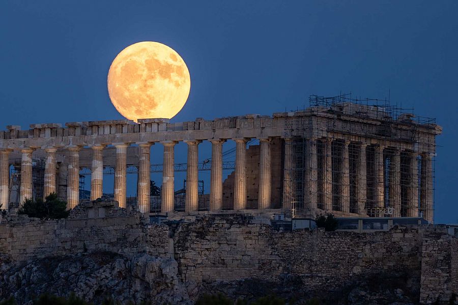 Superluna en el Partenón de la Acrópolis, en Atenas.