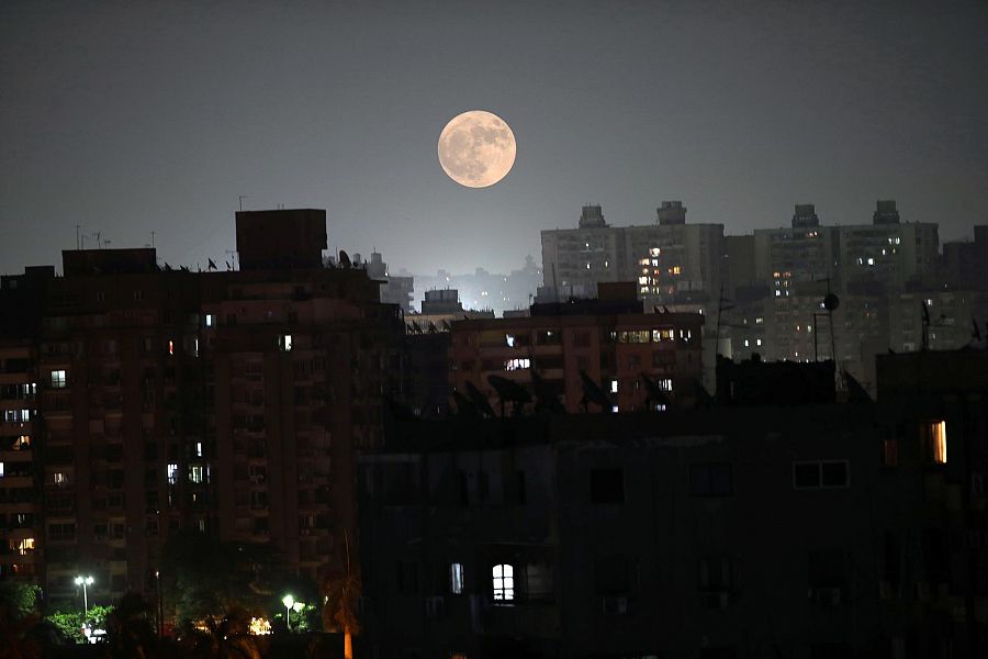 Superluna en El Cairo, Egipto.