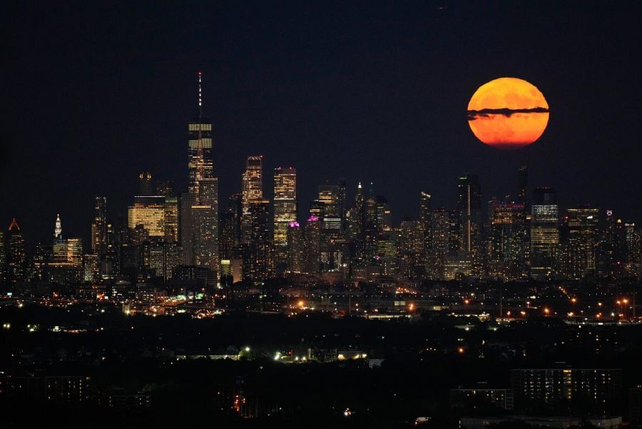 La superluna sobre el horizonte de Manhattan, en Nueva Jersey.