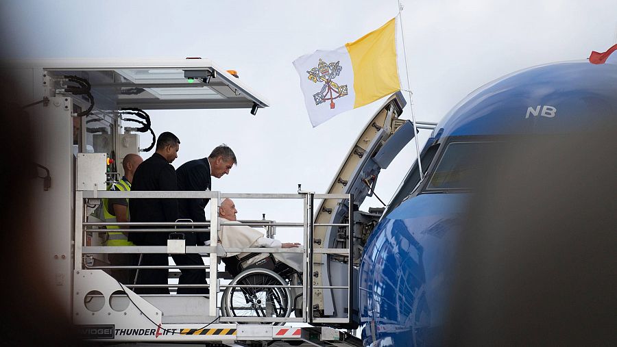 El papa embarca en silla de ruedas en un avión en el aeropuerto italiano de Fiumicino.