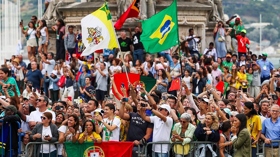 El papa Francisco es recibido por la multitud a su llegada al Palacio de Belem para ser recibido por el presidente de Portugal, Marcelo Rebelo de Sousa, en Lisboa