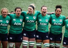 Las jugadoras de la selección irlandesa de rugby cambian sus pantalones blancos por los azules para la Six Nations 2023