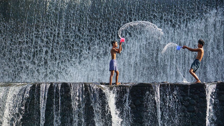 El agua es un recurso indispensable para el desarrollo de la vida.