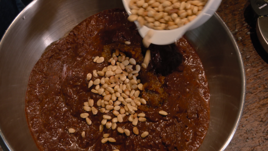 En el bol donde está la morcilla se añade la fruta reducida y los piñones y se mezcla todo bien