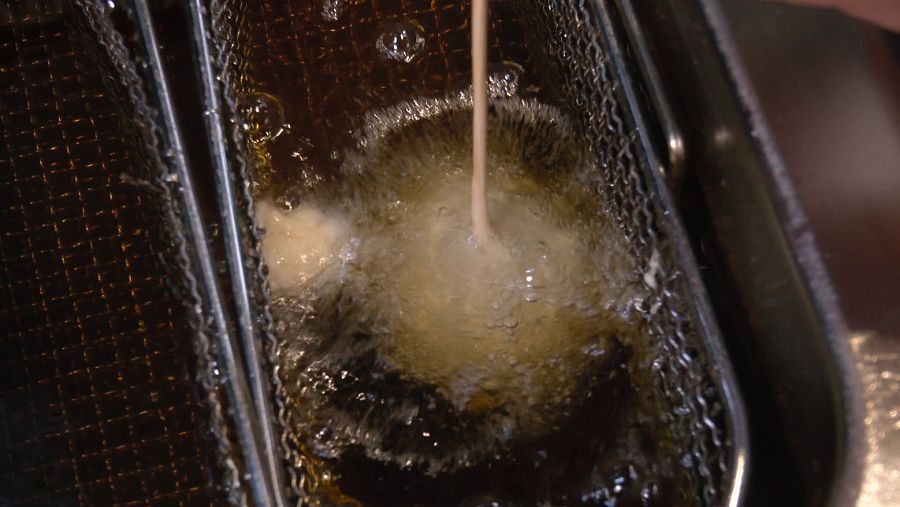 Elabora la tempura mezclando todos los ingredientes. Bañar las bolas de morcilla en la tempura, se fríen hasta que cojan un tono dorado y ¡listas para disfrutar!