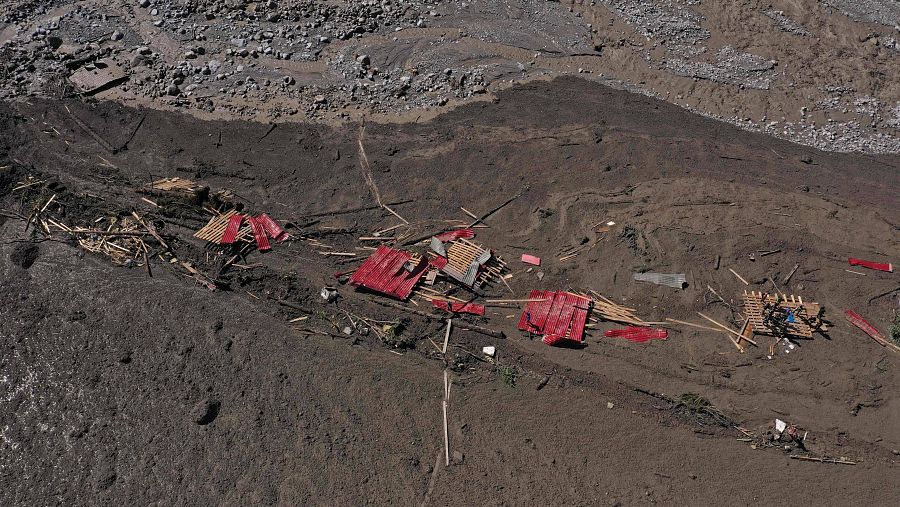 Lengua de barro y restos de construcción en un plano cenital