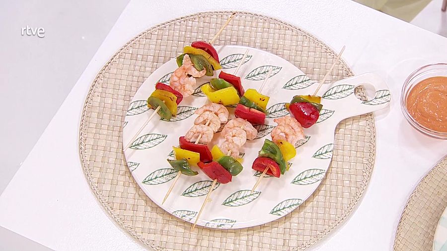 Brochetas de langostinos con pimientos de colores