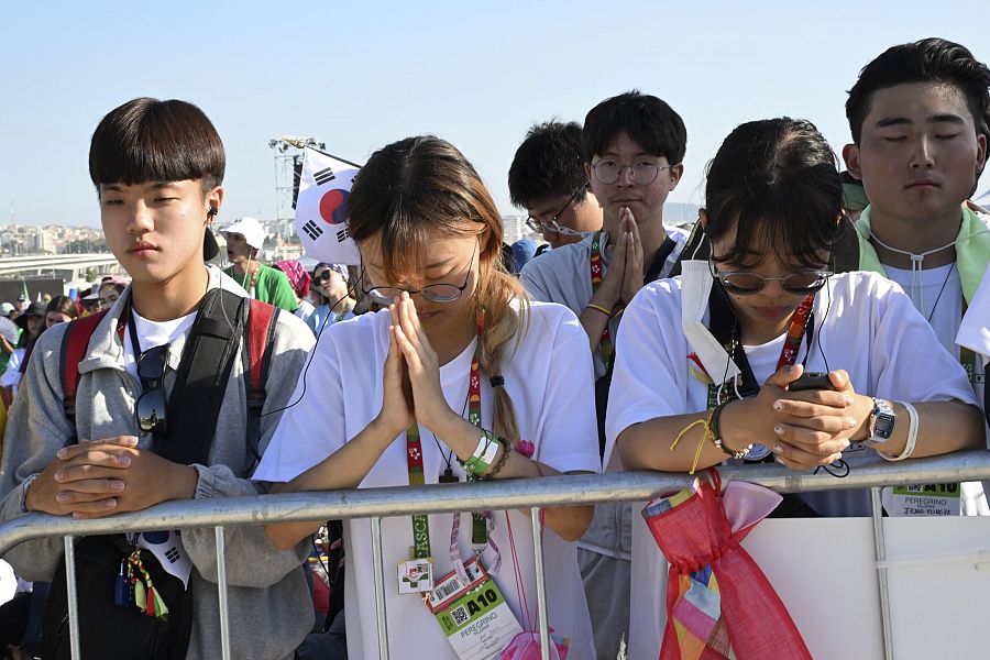 Peregrinos surcoreanos durante la Santa Misa celebrada el último día de la JMJ en el Parque Tejo de Lisboa