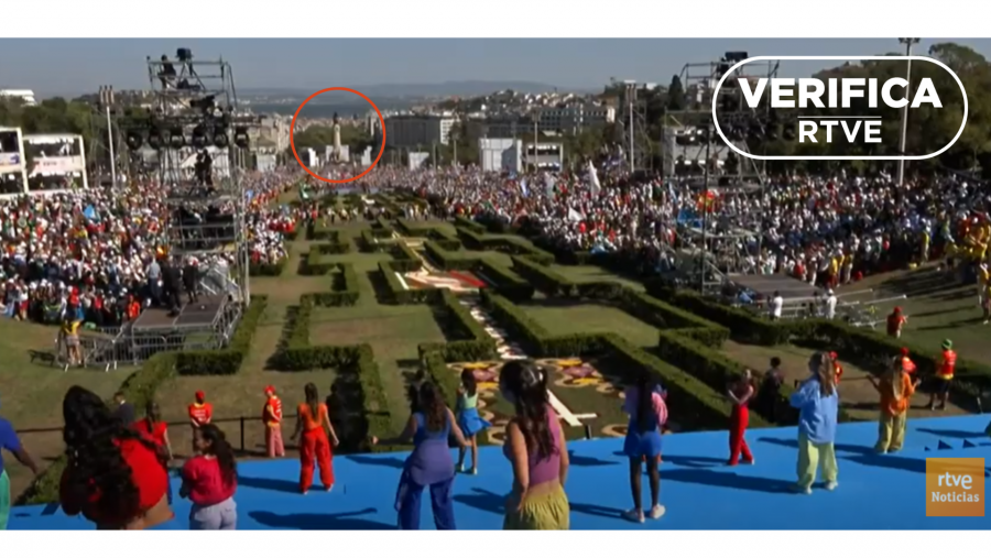 Captura de la retransmisión de RTVE de la ceremonia de apertura de la JMJ 2023 registrada desde el escenario con el monumento Marqués de Pombal rodeado de color rojo, con el sello VerificaRTVE en blanco