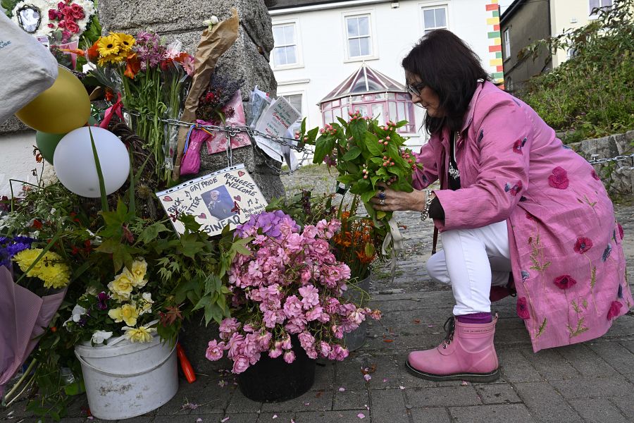 Una fan deposita flores ante la antigua casa de Sinead O'Connor