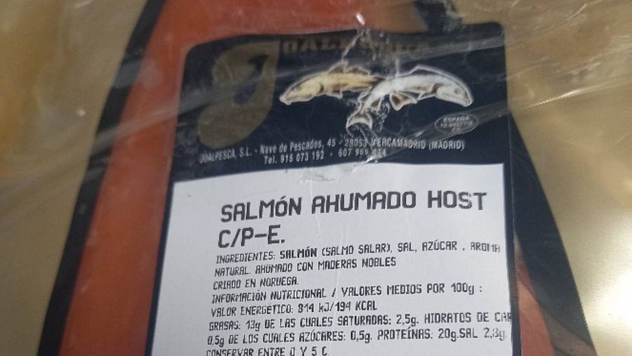 Una pieza del salmón ahumado afectado por listeriosis
