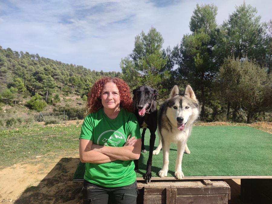 Esther Torres junto a un perro en su residencia canina