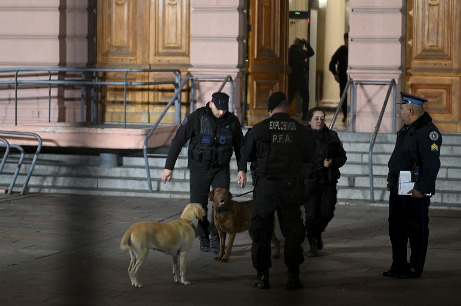 El escuadrón antibombas de Buenos Aires y de la división de explosivos de la policía federal argentina llegan a la Casa Rosada