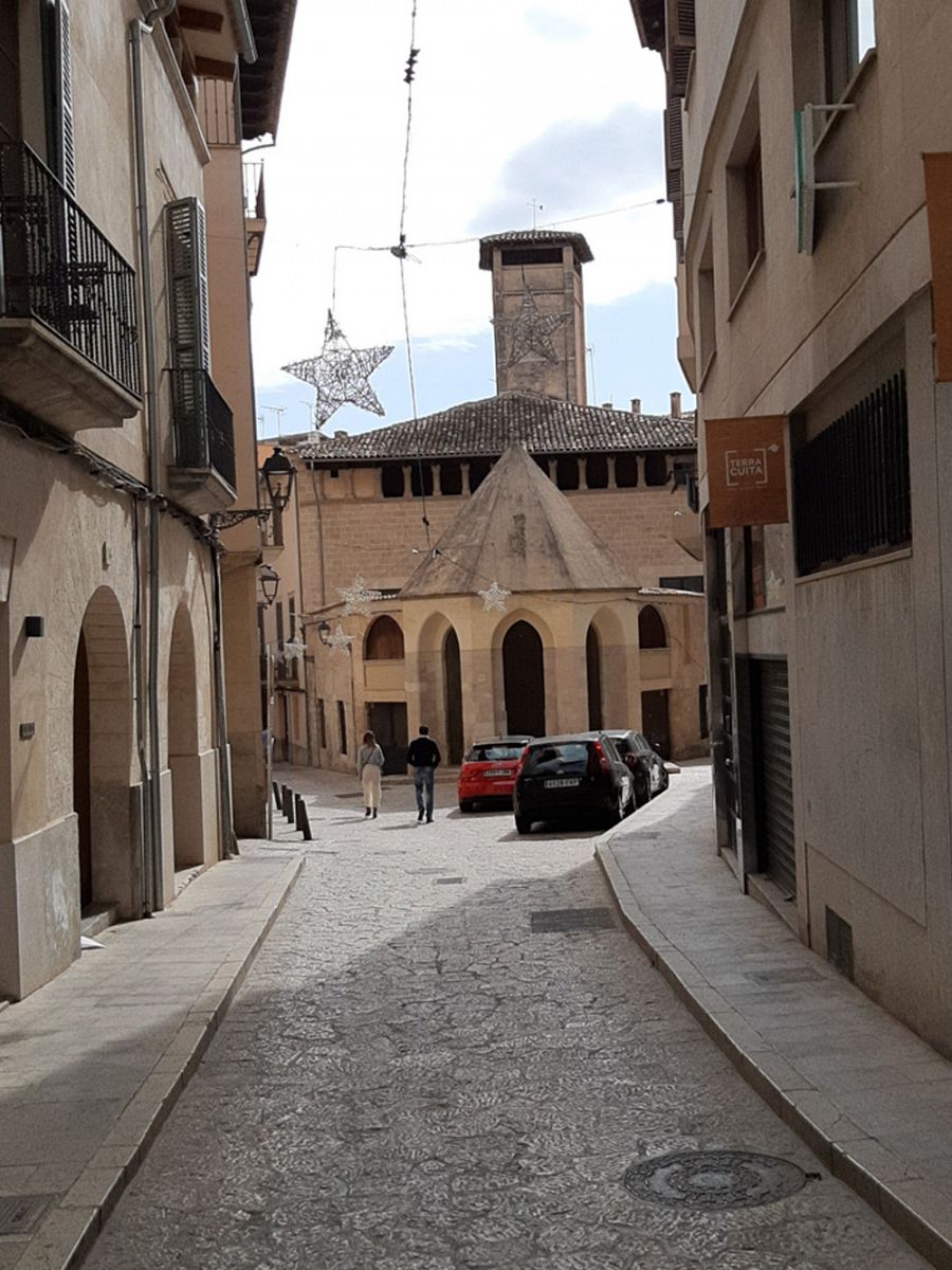 La fuente del Sepulcro, vista desde la calle Concepció de Palma, un antiguo aljibe árabe del siglo X