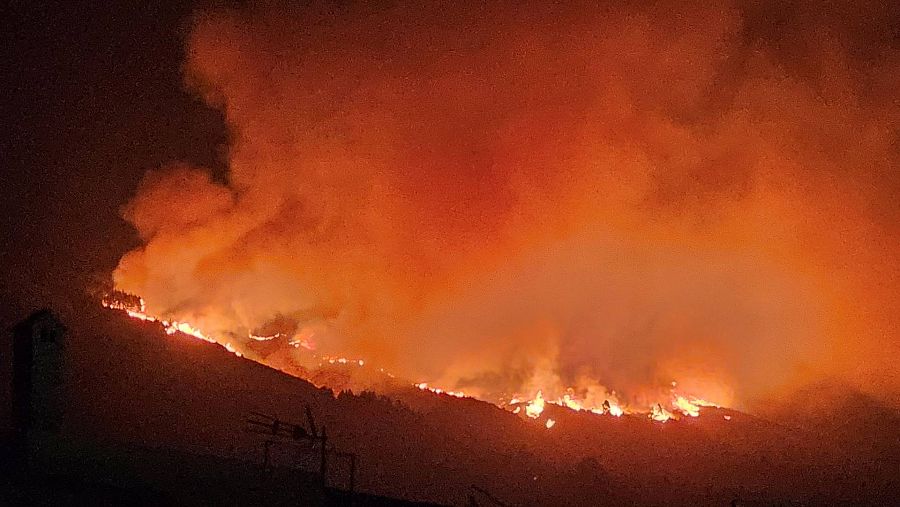 Las llamas y el humo se elevan sobre la isla canaria de Tenerife tras el incendio declarado entre Arafo y Candelaria
