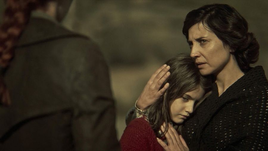Rosa Ribagorda con su hija Carmen siendo amedrentadas