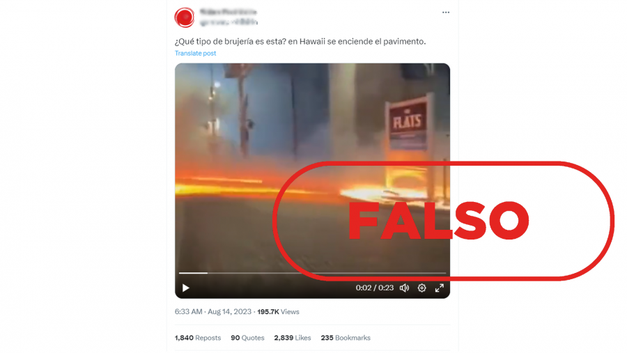 Tuit que difunde la falsa idea de que este vídeo muestra cómo arde el pavimento de una calle tras el incendio de Maui, con el sello Falso en rojo
