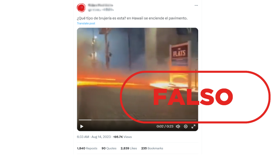 Tuit que difunde la falsa idea de que este vídeo muestra cómo arde el pavimento de una calle tras el incendio de Maui, con el sello Falso en rojo