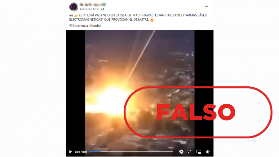 Publicación de Facebook que difunde la falsa idea de que están utilizando armas láser en Maui para provocar los incendios, con el sello Falso en rojo