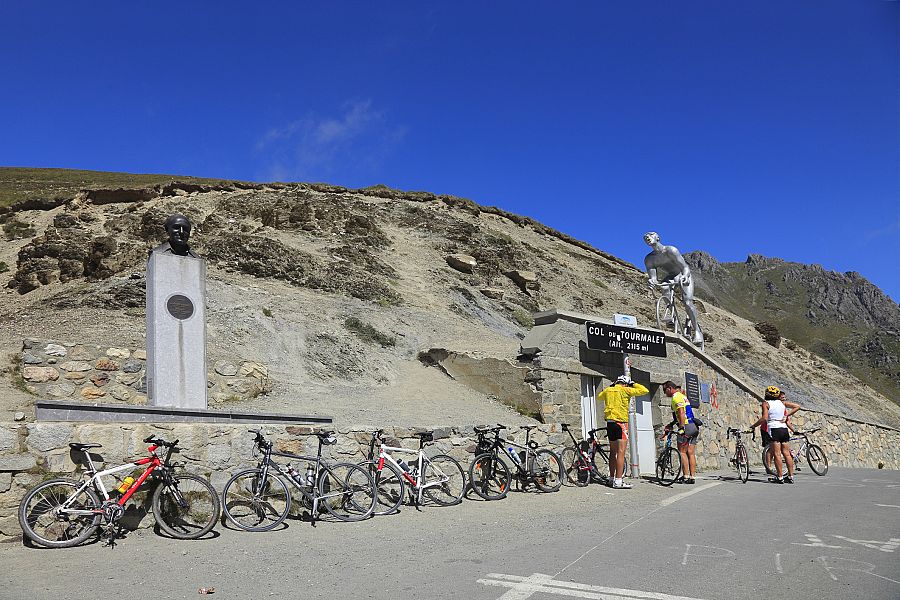 Ciclistas y bicicletas en el Col du Tourmalet