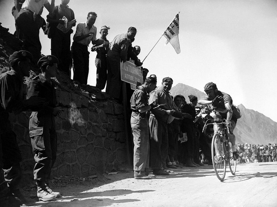 Jean Robic en la cima del paso Tourmalet en 1948