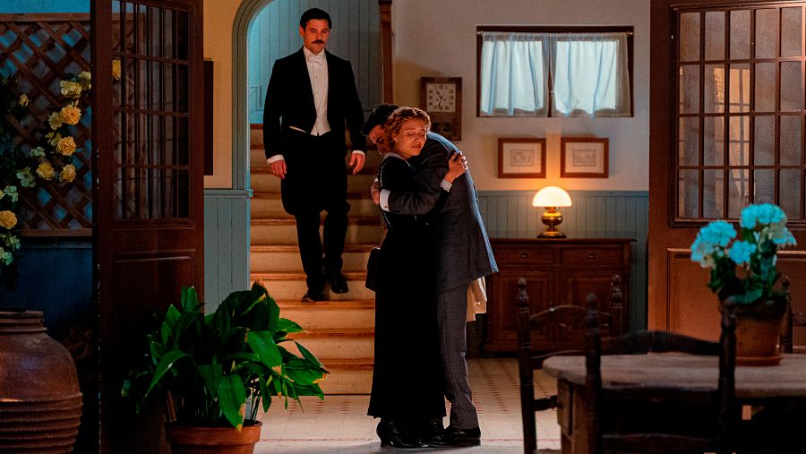 Jana y Abel están cada vez más juntos y Manuel ve cómo se abrazan