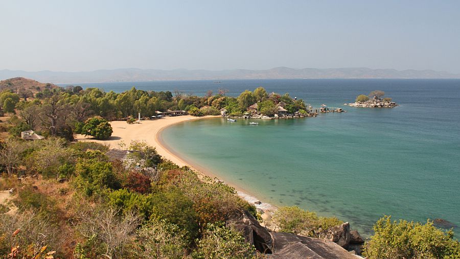 Vista general de una de las orillas del Lago Malawi, que abarca tres países