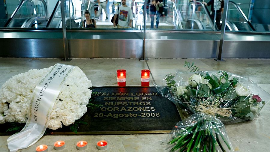 Se cumplen 15 años del accidente de Spanair: flores y poemas para homenajear a las víctimas