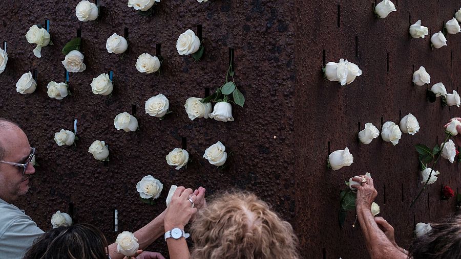 Se cumplen 15 años del accidente de Spanair: flores y poemas para homenajear a las víctimas