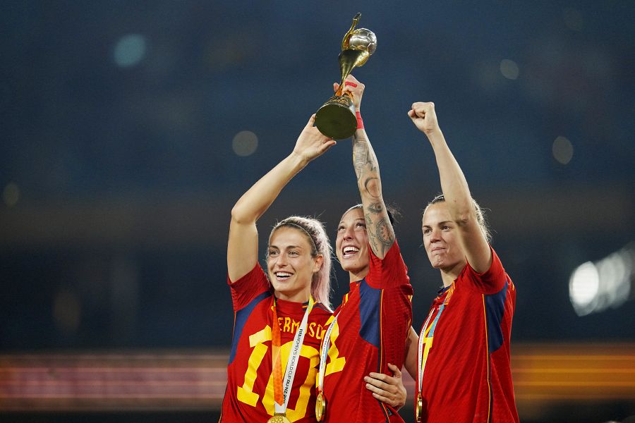 Irene Paredes, Jennifer Hermoso y Alexia Putellas levantan juntas la copa