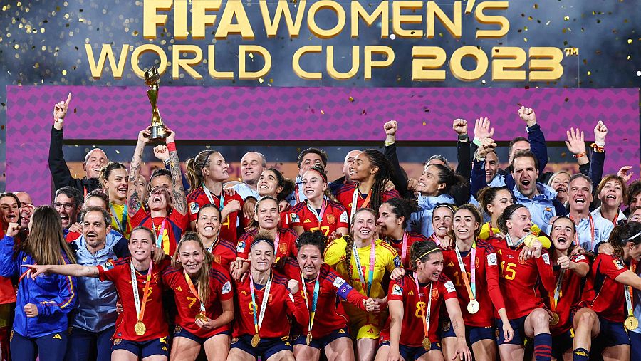 Las jugadoras españolas levantan la copa de campeonas del mundo de fútbol