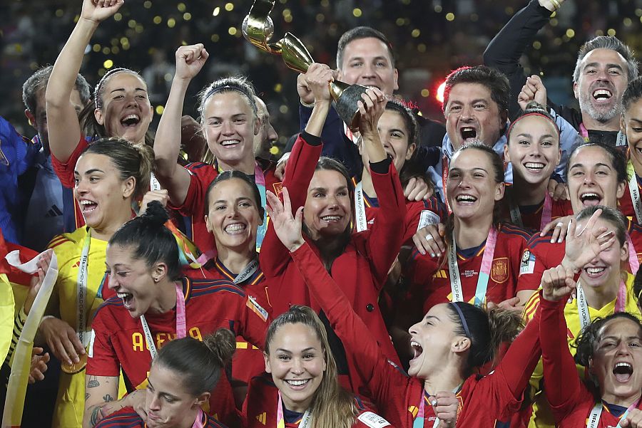 La reina Letizia entrega la copa de campeonas del mundo