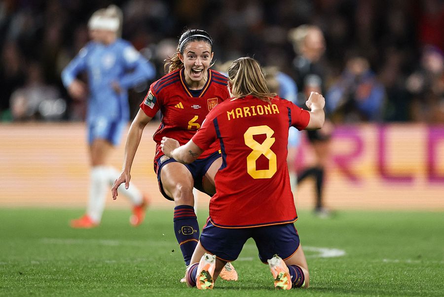 Aitana Bonmatí celebra junto a Mariona Caldentey tras el pitido final