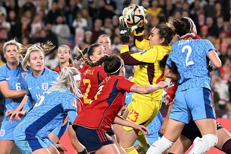 Cata Coll se hace con el balón final