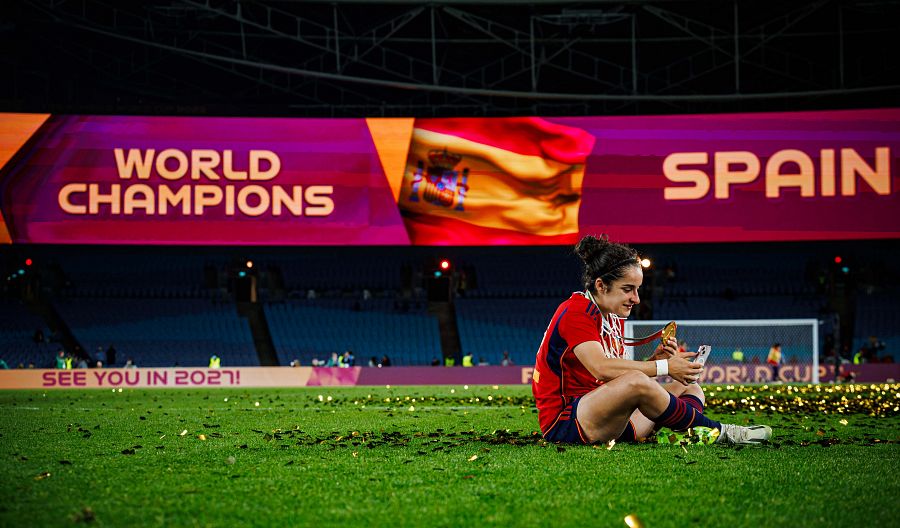 Oihane Hernández le muestra la medalla de campeona a su familia