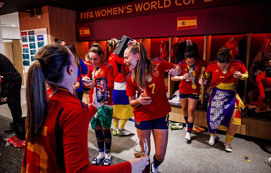 Las campeonas del mundo celebran el triunfo bailando en el vestuario