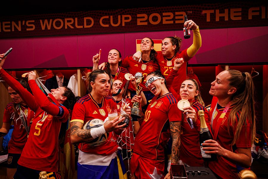 Las campeonas posan con la copa y sus medallas