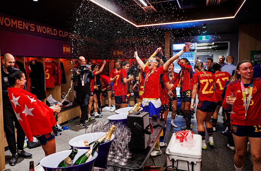 Las campeonas celebran con champán la victoria en el vestuario