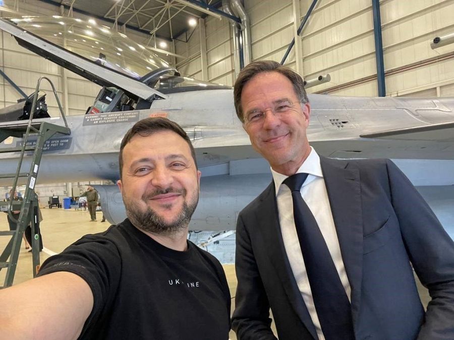 Volodimir Zelenski y Mark Rutte en la base militar de Eindhoven